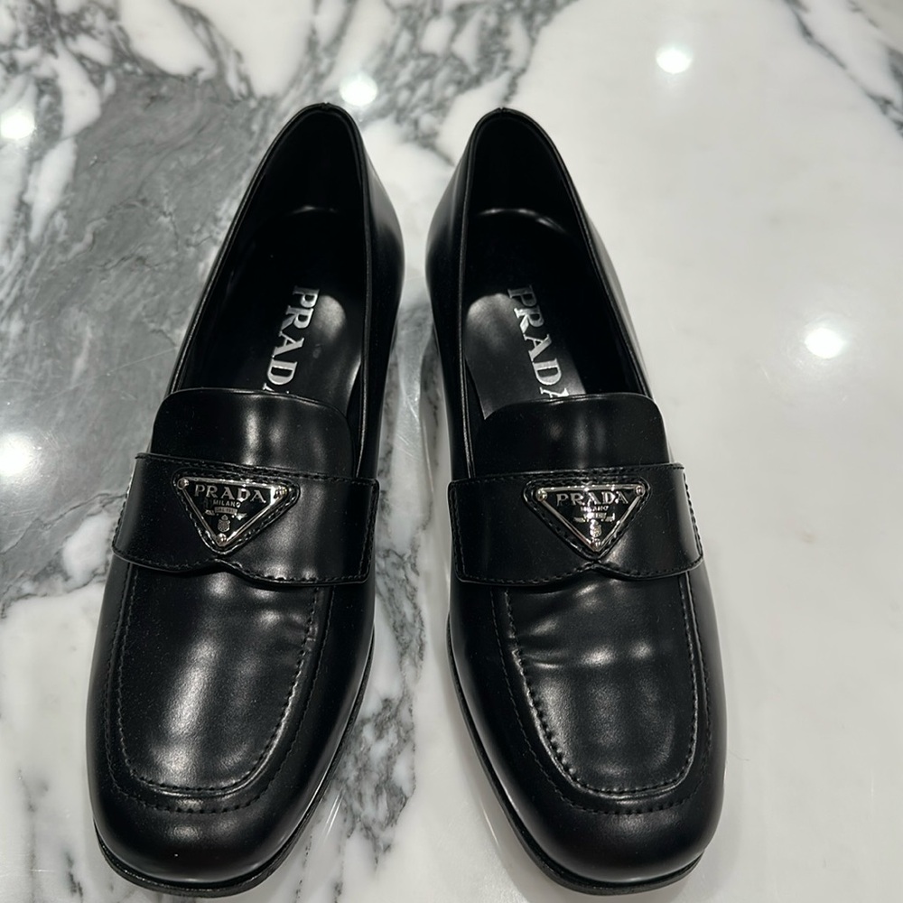 PRADA BNWT BLACK LOAFERS
36.5

Gorgeous classic